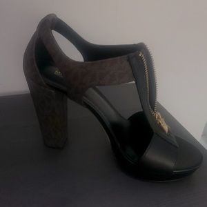 Michael kors sandals USED ONCE. 8.5 PERFECT CONDITION.